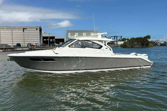 Pursuit 365 DC Yacht For Sale