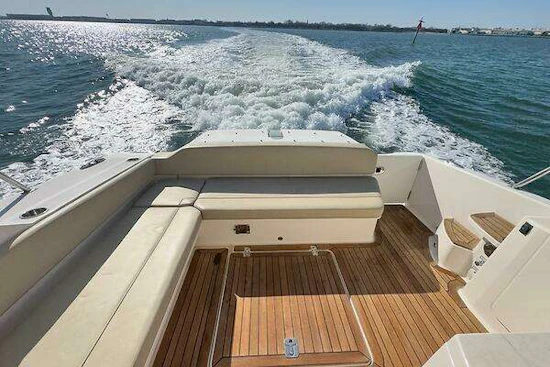 Pursuit SC 365i Sport Coupe Yacht For Sale