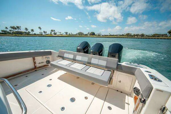 Boston Whaler 420 Outrage Yacht For Sale