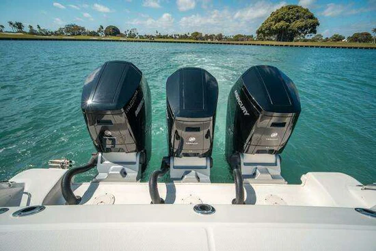 Boston Whaler 420 Outrage Yacht For Sale