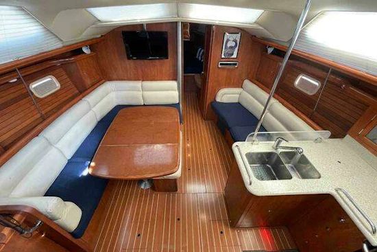 Hunter 45 Center Cockpit Yacht For Sale