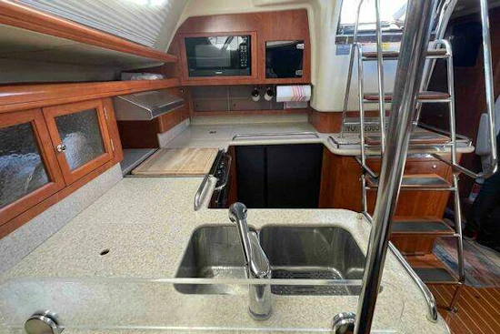 Hunter 45 Center Cockpit Yacht For Sale