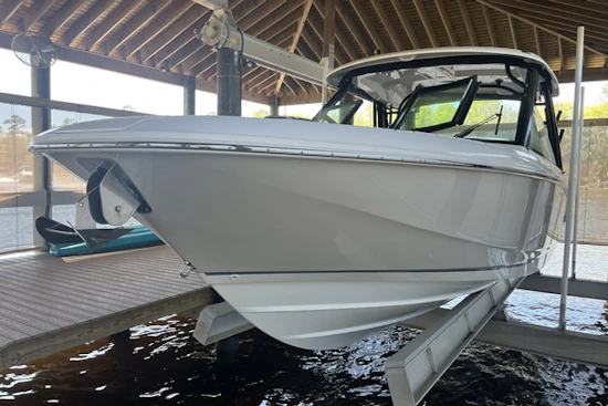 Boston Whaler 320 Vantage Yacht For Sale