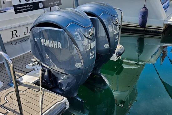 Cutwater C-32 CB Yacht For Sale
