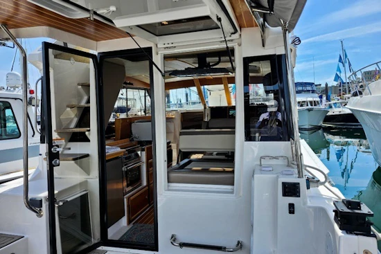 Cutwater C-32 CB Yacht For Sale