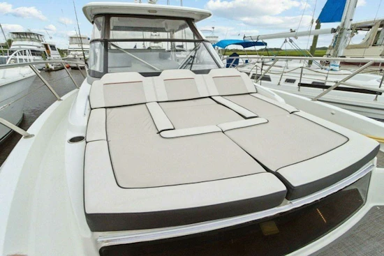 Jeanneau Leader 10.5 WA 2 Yacht For Sale