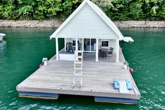 Custom 20 x 43 Floating Cabin - Approx 812sqft Yacht For Sale