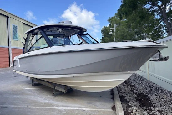 Boston Whaler 320 Vantage Yacht For Sale