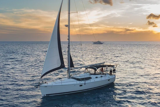 Hunter 45 Deck Salon Yacht For Sale