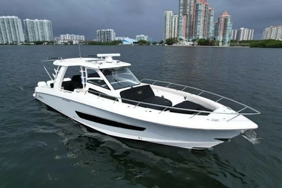 Boston Whaler 420 Outrage Yacht For Sale