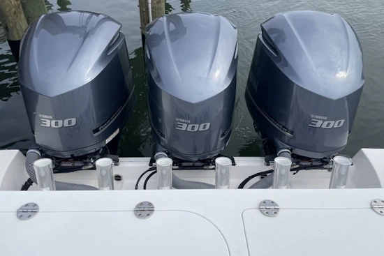 Everglades 355CCX Yacht For Sale