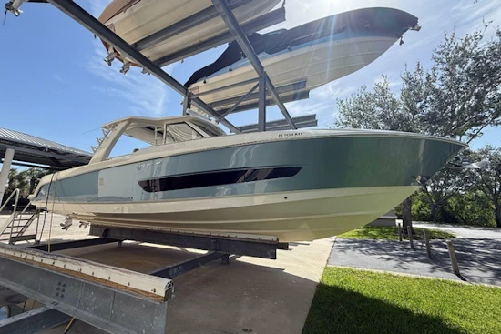 Boston Whaler 420 Outrage Yacht For Sale