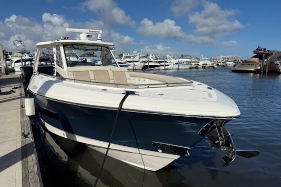 Boston Whaler 420 Outrage Yacht For Sale