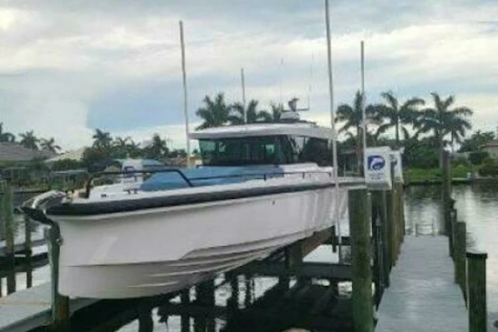 Axopar 37 XC CROSS CABIN Yacht For Sale