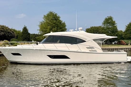 Riviera 525 SUV Yacht For Sale