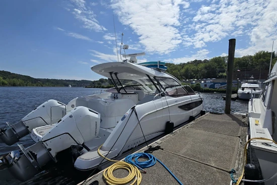 Four Winns TH36 Yacht For Sale