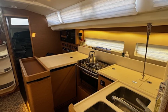 Jeanneau 440 Yacht For Sale