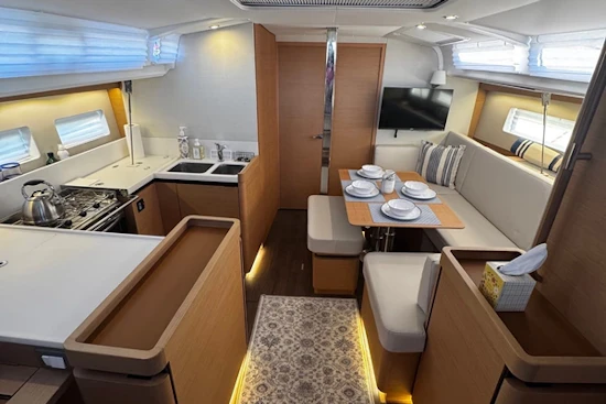 Jeanneau 440 Yacht For Sale