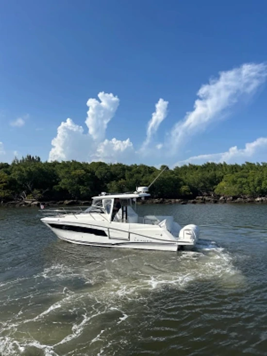Jeanneau 10.5 Walkaround Yacht For Sale