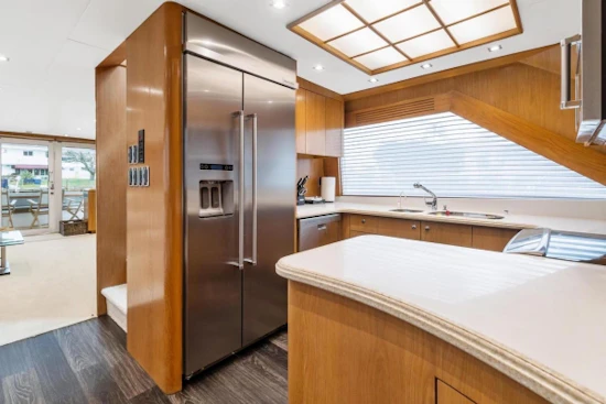 Hatteras 82 Convertible Yacht For Sale